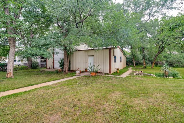 2009 Thousand Oaks Drive, Burleson, TX 76028