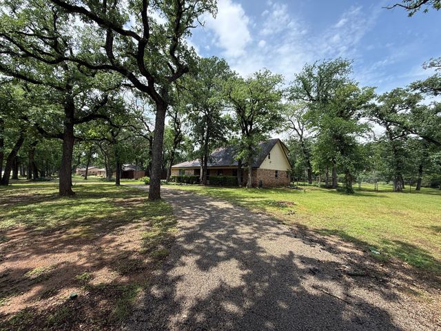 2009 Thousand Oaks Drive, Burleson, TX 76028
