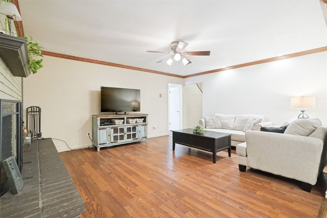 2009 Thousand Oaks Drive, Burleson, TX 76028