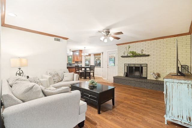 2009 Thousand Oaks Drive, Burleson, TX 76028