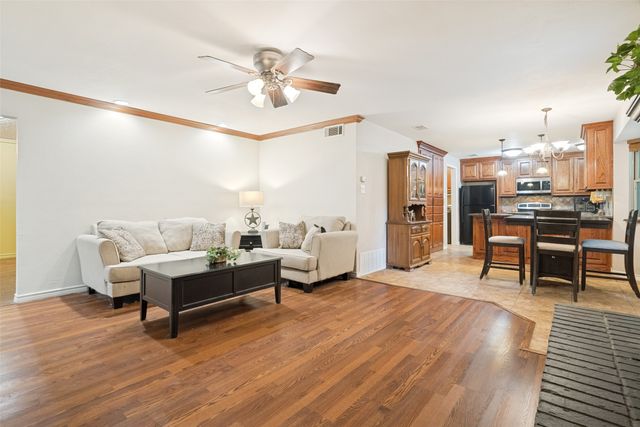 2009 Thousand Oaks Drive, Burleson, TX 76028