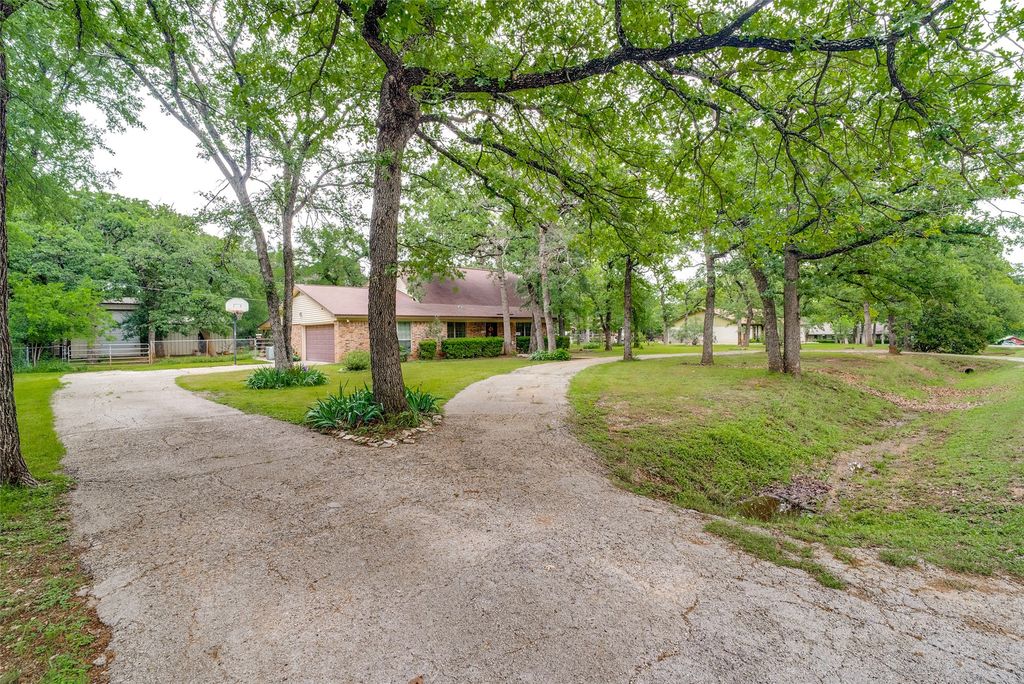 2009 Thousand Oaks Drive, Burleson, TX 76028