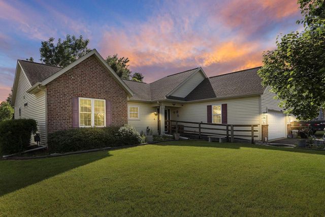 30 W Sedgemeadow STREET, Elkhorn, WI 53121