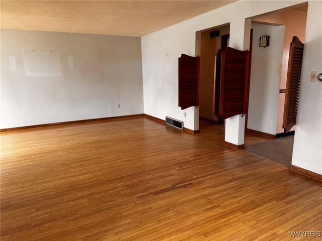 24 Greenwood Circle, North Tonawanda, NY 14120