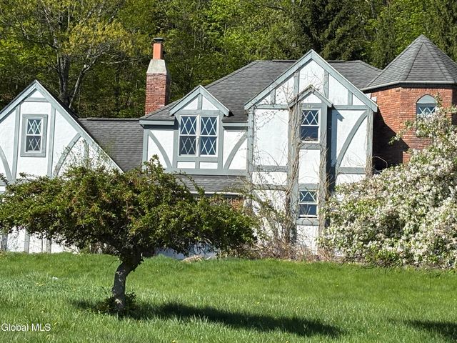 1143 Leesome Lane, Altamont, NY 12009