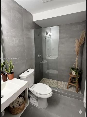 81 NW 44th St, Miami, FL 33127