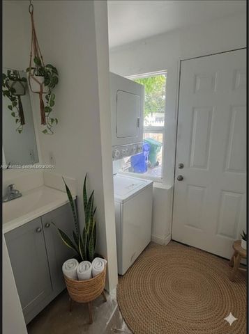 81 NW 44th St, Miami, FL 33127