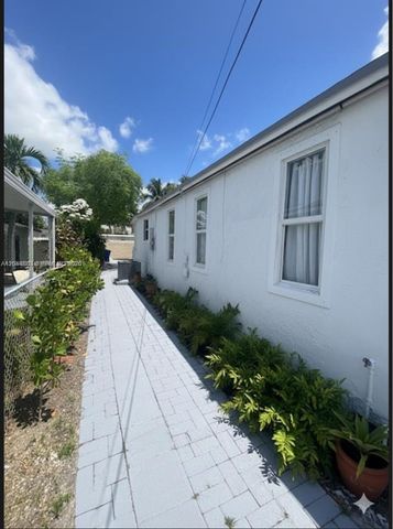 81 NW 44th St, Miami, FL 33127