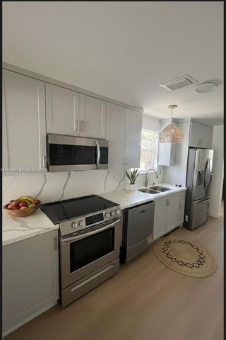 81 NW 44th St, Miami, FL 33127