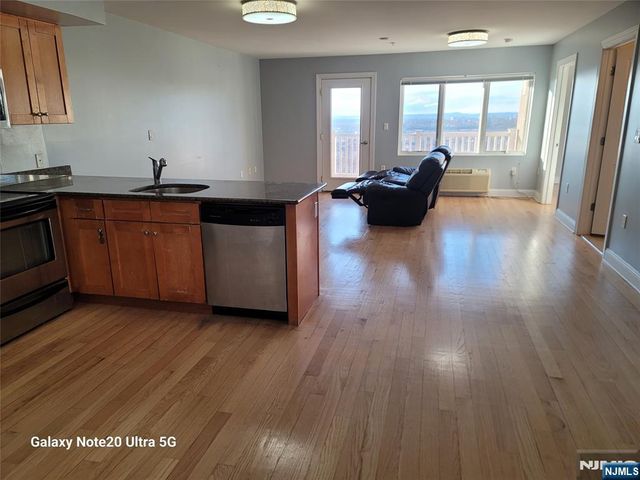 411 E Brinkerhoff Avenue 211, Palisades Park, NJ 07650
