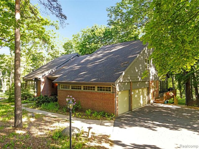 2323 Addaleen Road, Highland, MI 48357
