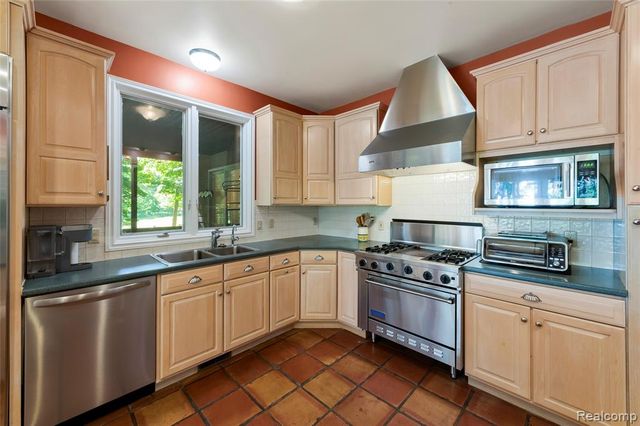 2323 Addaleen Road, Highland, MI 48357