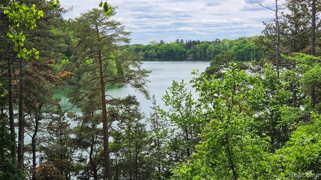2323 Addaleen Road, Highland, MI 48357