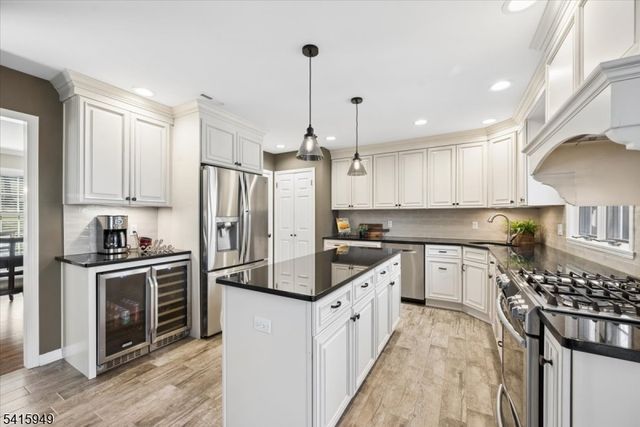 7 Robin Ct, Chester Twp., NJ 07930