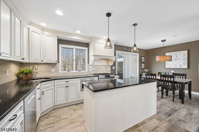 7 Robin Ct, Chester Twp., NJ 07930