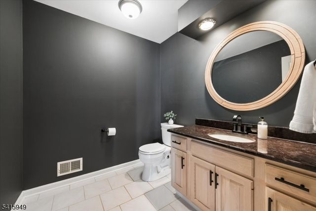 7 Robin Ct, Chester Twp., NJ 07930