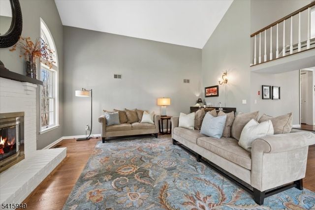 7 Robin Ct, Chester Twp., NJ 07930