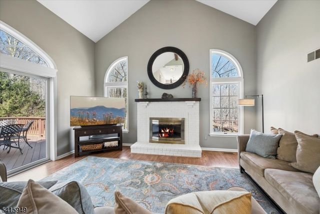 7 Robin Ct, Chester Twp., NJ 07930