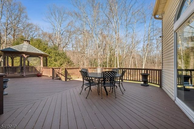 7 Robin Ct, Chester Twp., NJ 07930