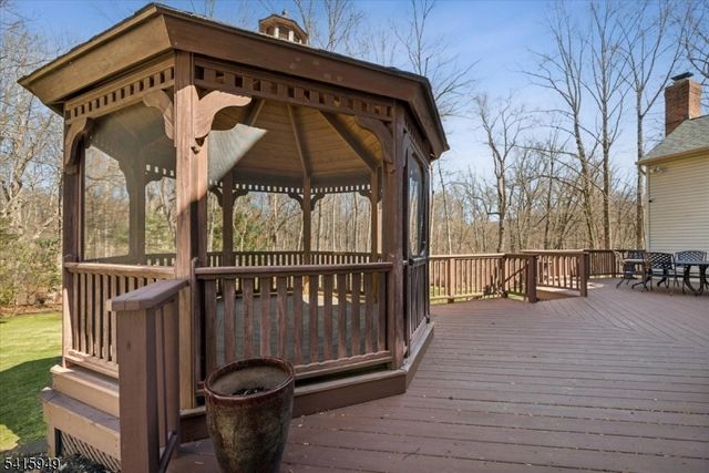 7 Robin Ct, Chester Twp., NJ 07930