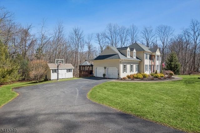 7 Robin Ct, Chester Twp., NJ 07930