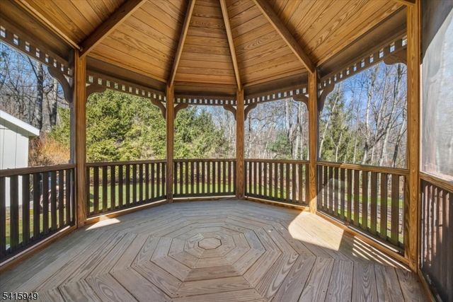 7 Robin Ct, Chester Twp., NJ 07930