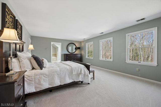 7 Robin Ct, Chester Twp., NJ 07930