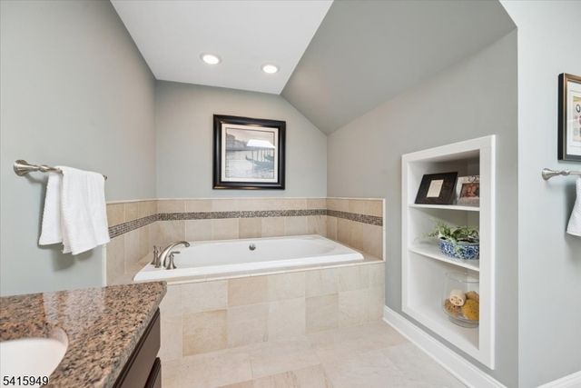 7 Robin Ct, Chester Twp., NJ 07930