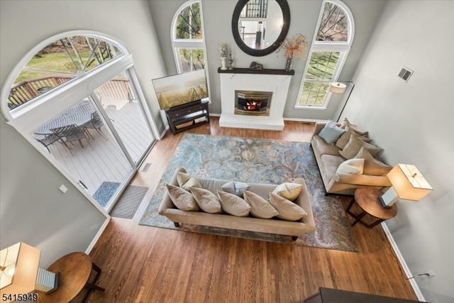 7 Robin Ct, Chester Twp., NJ 07930