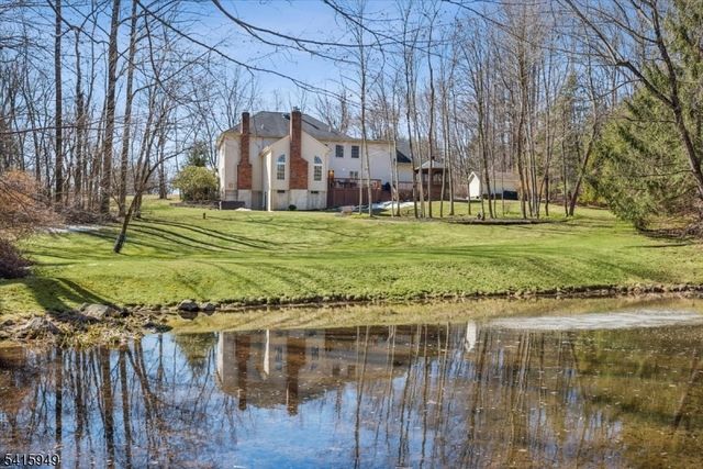 7 Robin Ct, Chester Twp., NJ 07930