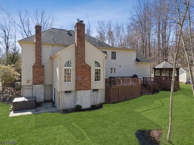 7 Robin Ct, Chester Twp., NJ 07930