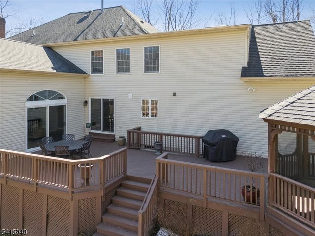 7 Robin Ct, Chester Twp., NJ 07930