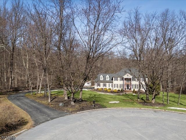 7 Robin Ct, Chester Twp., NJ 07930