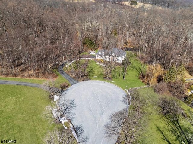 7 Robin Ct, Chester Twp., NJ 07930