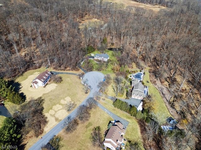 7 Robin Ct, Chester Twp., NJ 07930