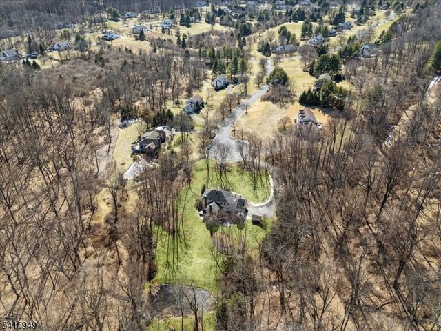 7 Robin Ct, Chester Twp., NJ 07930