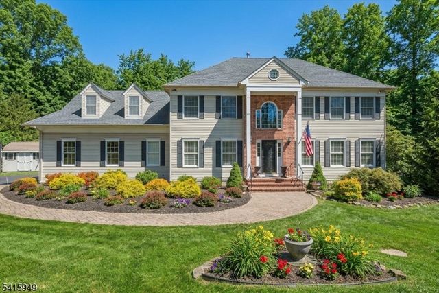 7 Robin Ct, Chester Twp., NJ 07930