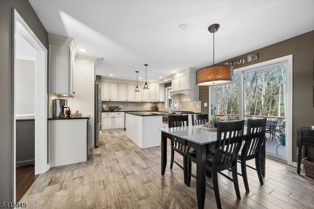 7 Robin Ct, Chester Twp., NJ 07930