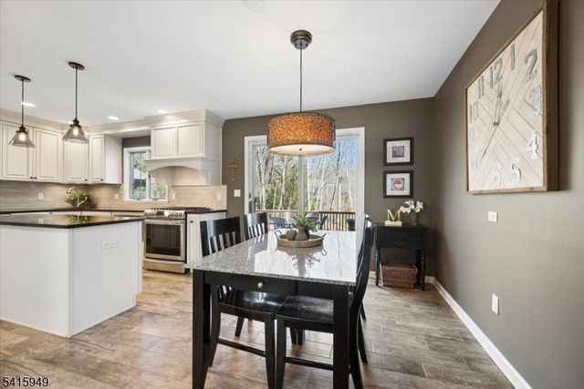 7 Robin Ct, Chester Twp., NJ 07930