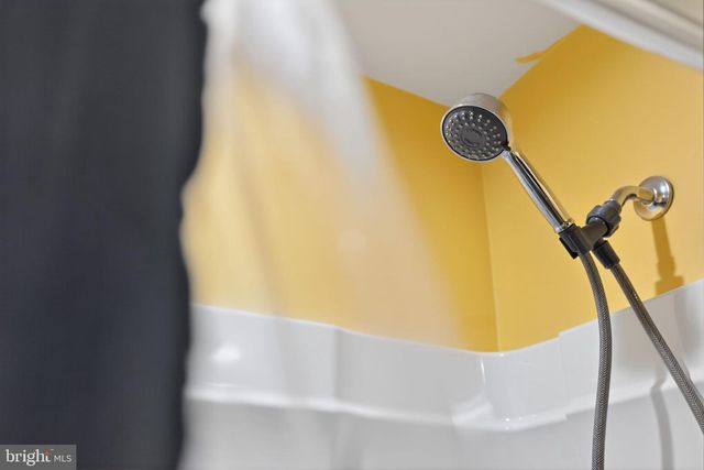 1112 SCRUGGS LN, Grottoes, VA 24441