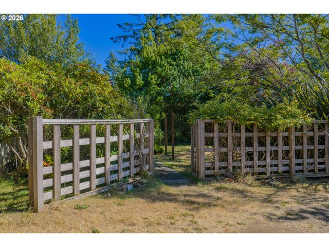 635 25TH St, Myrtle Point, OR 97458