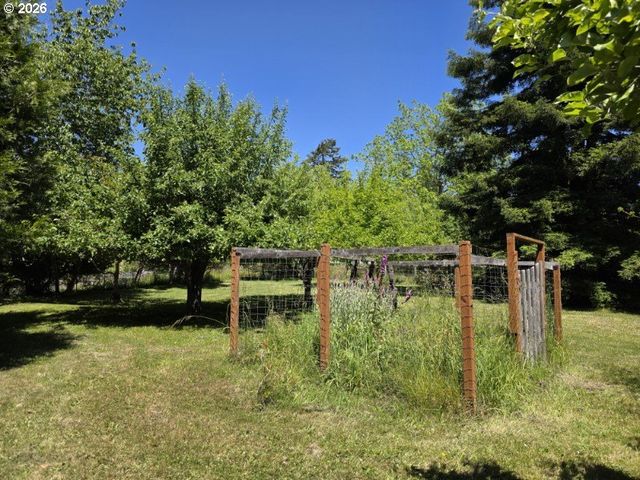 635 25TH St, Myrtle Point, OR 97458