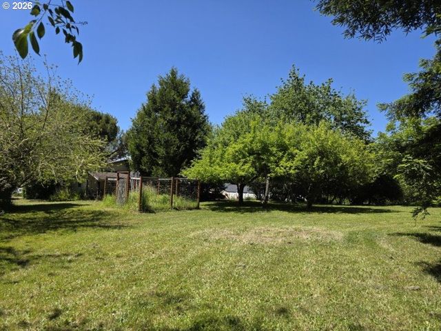 635 25TH St, Myrtle Point, OR 97458