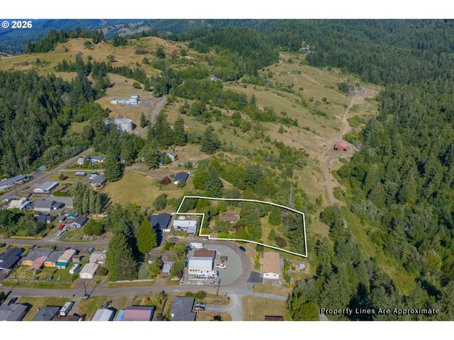 635 25TH St, Myrtle Point, OR 97458