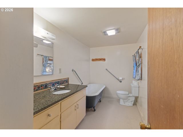 635 25TH St, Myrtle Point, OR 97458