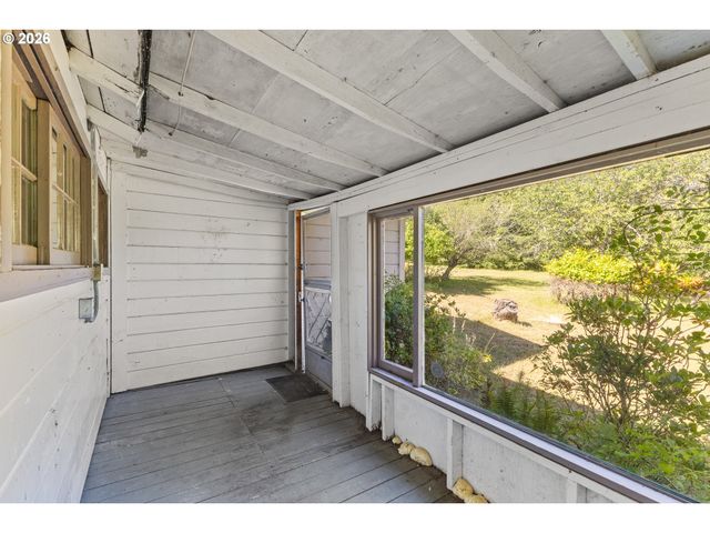 635 25TH St, Myrtle Point, OR 97458