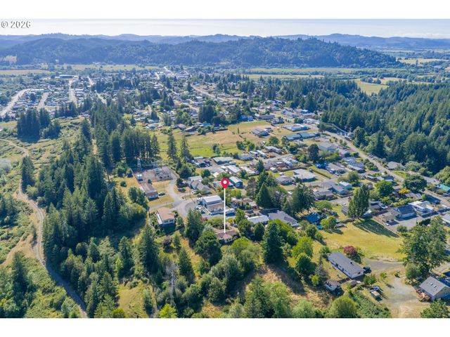 635 25TH St, Myrtle Point, OR 97458