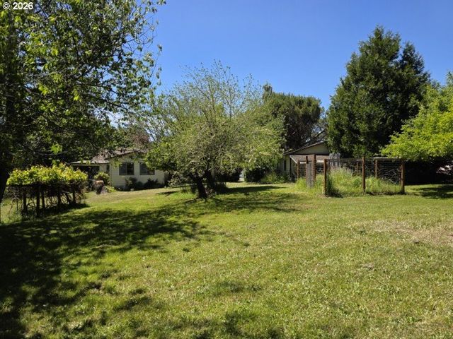 635 25TH St, Myrtle Point, OR 97458