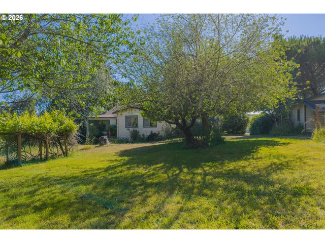 635 25TH St, Myrtle Point, OR 97458