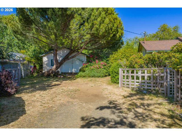 635 25TH St, Myrtle Point, OR 97458